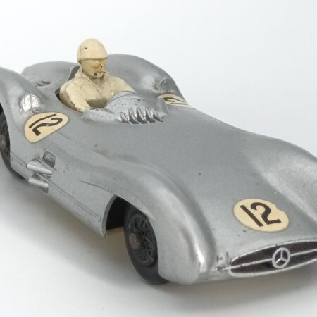 vue 3/4 avant de la Mercedes W196 R Stromline 1955 reproduite par Crescent Toys en 1957