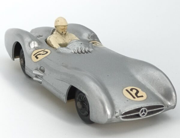 vue 3/4 avant de la Mercedes W196 R Stromline 1955 reproduite par Crescent Toys en 1957