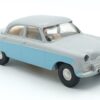 Vue de 3/4 de la Ford Zodiac MK 2 bicolore bleu clair et gris clair reproduite par SPOT-ON dès 1959 sous la référence 100
