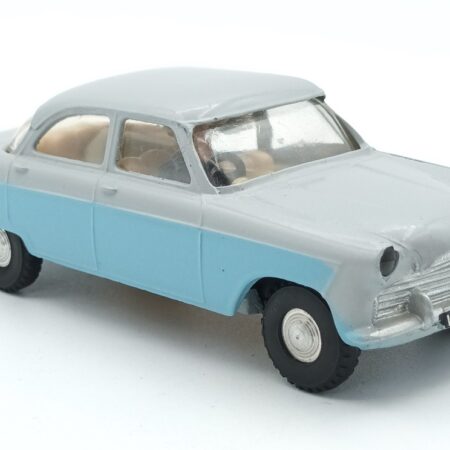 Vue de 3/4 de la Ford Zodiac MK 2 bicolore bleu clair et gris clair reproduite par SPOT-ON dès 1959 sous la référence 100