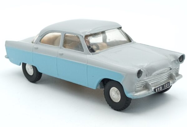 Vue de 3/4 de la Ford Zodiac MK 2 bicolore bleu clair et gris clair reproduite par SPOT-ON dès 1959 sous la référence 100