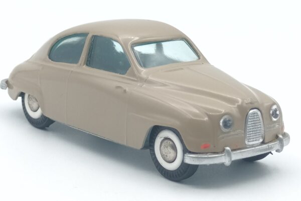 Vue de 3/4 de la SAAB 93 B café au lait produite par tekno dès 1959