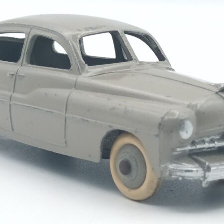 vue de 3/4 avant de la Ford vedette 1949 Dinky Toys France de couleur mastic référence 24Q