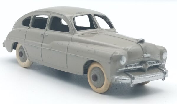 vue de 3/4 avant de la Ford vedette 1949 Dinky Toys France de couleur mastic référence 24Q