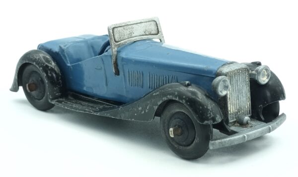 Vue de 3/4 avant de la British Salmson S4 C 2 places de 1934 Dinky Toys GB de couleur bleu e en état d'usage