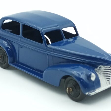 Vue de 3/4 avant de l'Oldsmobile F38 référence 39B produite par Dinky Toys