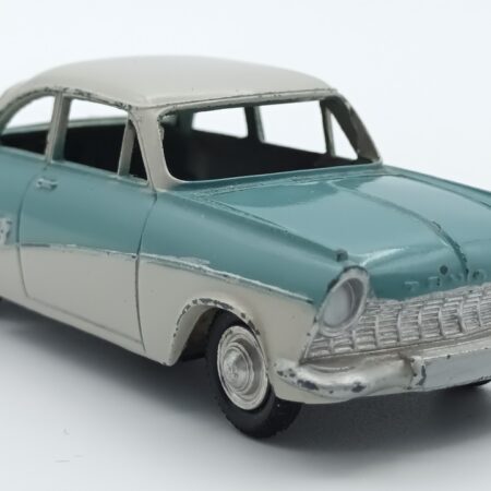 vue de 3/4 avant de la Ford Taunus 17M Deluxe 2 portes turquoise et gris clair produite par Märklin dès 1957