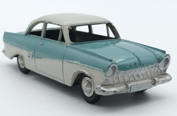 vue de 3/4 avant de la Ford Taunus 17M Deluxe 2 portes turquoise et gris clair produite par Märklin dès 1957