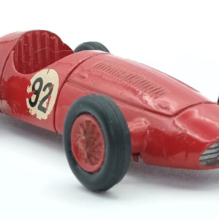 Vue de 3/4 avant de la Maserati 250 F de 1954 reproduite au 1/41ème par MERCURY dans sa deuxième version de 1957.