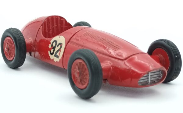 Vue de 3/4 avant de la Maserati 250 F de 1954 reproduite au 1/41ème par MERCURY dans sa deuxième version de 1957.