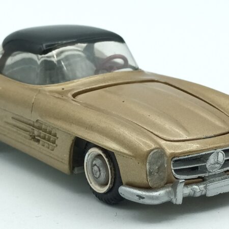 Vue de 3/4 avant de la Mercedes-Benz 300 SL roadster avec hard-top Tekno doré métallisée et hard-top noir au 1/43ème