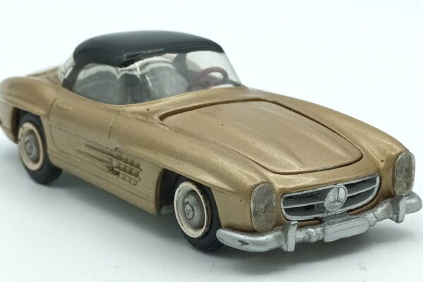 Vue de 3/4 avant de la Mercedes-Benz 300 SL roadster avec hard-top Tekno doré métallisée et hard-top noir au 1/43ème