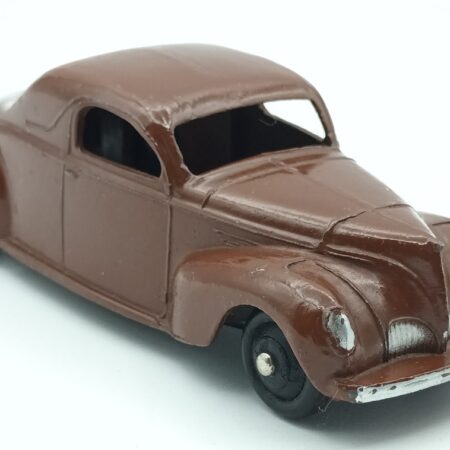 Vue de trois-quarts avant de la Lincoln Zephyr coupé 1938 de couleur chocolat superbement reproduite par Dinky Toy GB dans version de 1946-1950