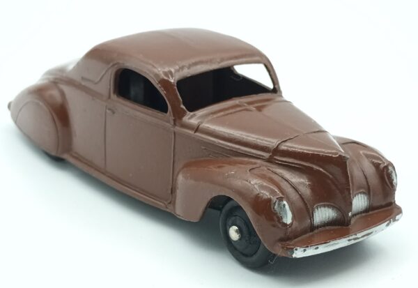 Vue de trois-quarts avant de la Lincoln Zephyr coupé 1938 de couleur chocolat superbement reproduite par Dinky Toy GB dans version de 1946-1950