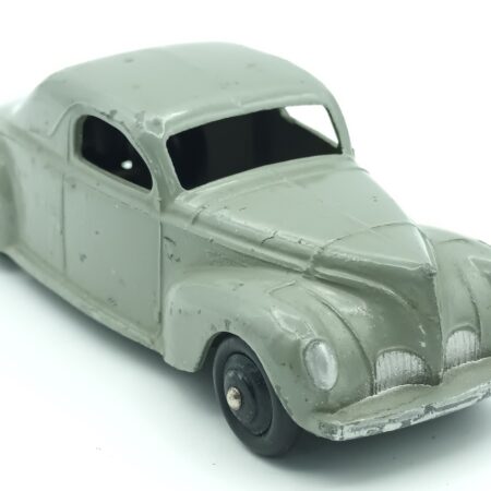 vue de 3/4 avant d'une Lincoln Zephyr coupé 1938 gris vert fabriquée par Dinky Toys GB