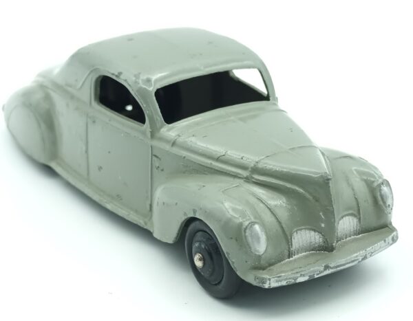 vue de 3/4 avant d'une Lincoln Zephyr coupé 1938 gris vert fabriquée par Dinky Toys GB