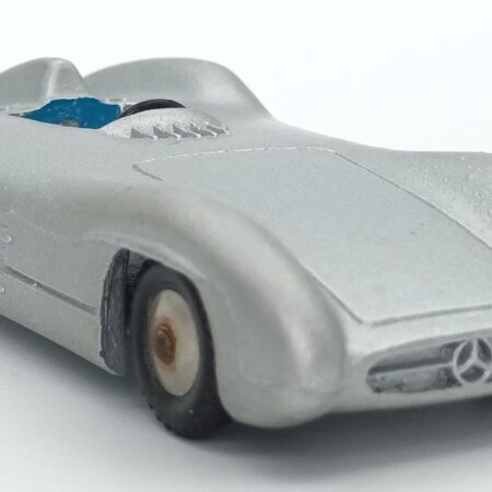 Vue de 3/4 avant de la Mercedes W196 streamline MERCURY sans numéro de course à l'échelle 1/44 avec bouche d'air avant non peinte en noir