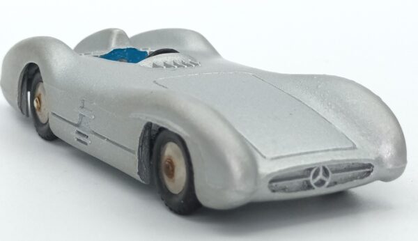 Vue de 3/4 avant de la Mercedes W196 streamline MERCURY sans numéro de course à l'échelle 1/44 avec bouche d'air avant non peinte en noir