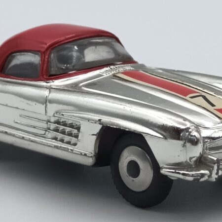 vue de 3/4 avant de la Mercedes-Benz 300 SL roadster capoté chromée et rouge à l'échelle 1/48ème reproduite par Corgi Toys en 1961