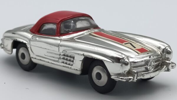 vue de 3/4 avant de la Mercedes-Benz 300 SL roadster capoté chromée et rouge à l'échelle 1/48ème reproduite par Corgi Toys en 1961