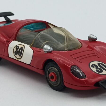 vue de 3/4 avant de la Ferrari Dino 206 sport de 1966 reproduite par corgi Toys de couleur rouge