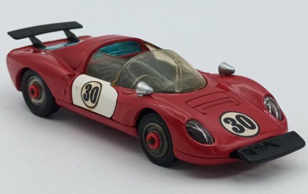 vue de 3/4 avant de la Ferrari Dino 206 sport de 1966 reproduite par corgi Toys de couleur rouge