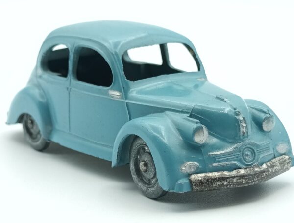 Vue de 3/4 avant d'une Panhard Dyna X de 1950 CIJ bleu clair de premier type