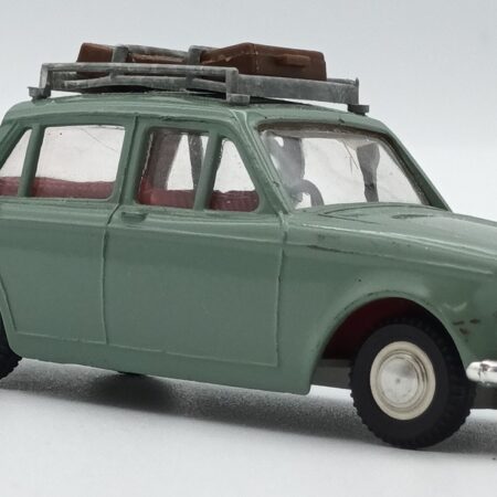 Vue de 3/4 avant de l'Hillman Minx série V de 1963 vert amande fidèlement reproduite par SOT-ON à l'échelle 1/42 avec galeie et bagages sur le toit.