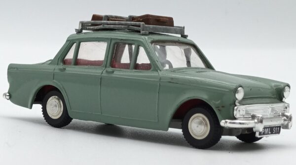 Vue de 3/4 avant de l'Hillman Minx série V de 1963 vert amande fidèlement reproduite par SOT-ON à l'échelle 1/42 avec galeie et bagages sur le toit.