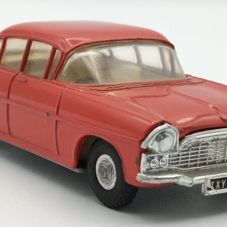 Vue de 3/4 avant d'une Vauxhall Cresta PA 1959 SPOT-ON rouge