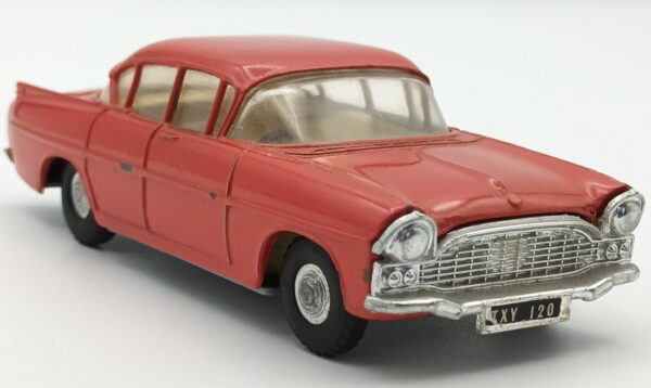 Vue de 3/4 avant d'une Vauxhall Cresta PA 1959 SPOT-ON rouge