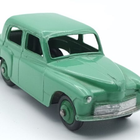 Une vue de 3/4 avant d'une Hillman Minx berline 1948-1953 verte avec roues vertes référence 40F ptoduite par Dinky Toys GB