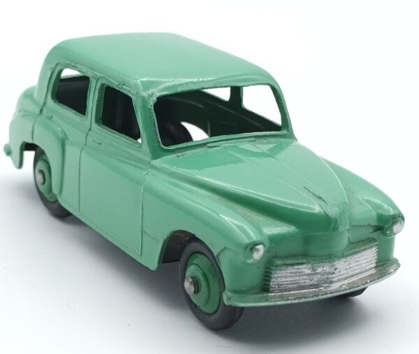 Une vue de 3/4 avant d'une Hillman Minx berline 1948-1953 verte avec roues vertes référence 40F ptoduite par Dinky Toys GB