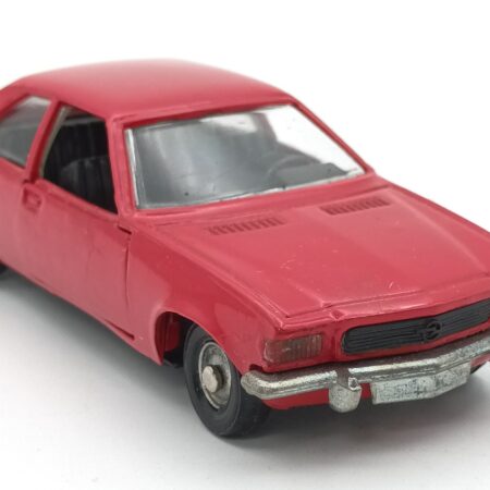 Une vue de 3/4 avant de l'Opel Commodore B coupé de 1972 rouge vif fidèlement reproduite par Ziss à l'échelle 1/43ème.