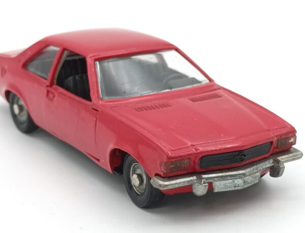 Une vue de 3/4 avant de l'Opel Commodore B coupé de 1972 rouge vif fidèlement reproduite par Ziss à l'échelle 1/43ème.