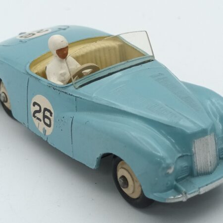 Une vue de 3/4 avant de la sunbeam Alpine roadster de 1953 Dinky Toys GB bleu clair et jaune pâle en version compétition