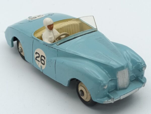 Une vue de 3/4 avant de la sunbeam Alpine roadster de 1953 Dinky Toys GB bleu clair et jaune pâle en version compétition