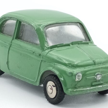 Une vue de 3/4 avant de la Fiat Nuova 500 MERCURY à l'échelle 1/48 verte