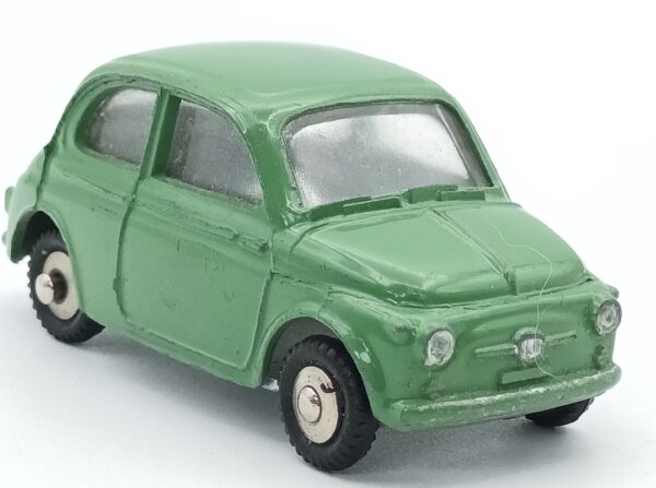 Une vue de 3/4 avant de la Fiat Nuova 500 MERCURY à l'échelle 1/48 verte