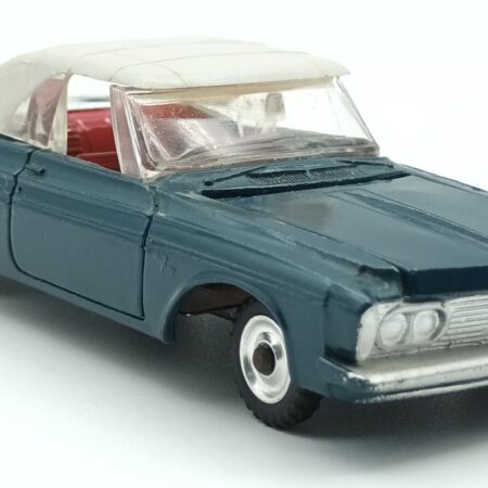 Vue de 3/4 avant de la Plymouth Sport Fury 1963 Dinky Toys GB bleu vert foncé métallisé ave capote blanc cassé