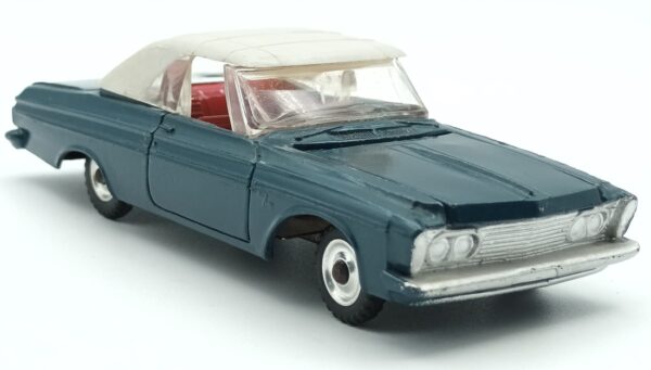 Vue de 3/4 avant de la Plymouth Sport Fury 1963 Dinky Toys GB bleu vert foncé métallisé ave capote blanc cassé