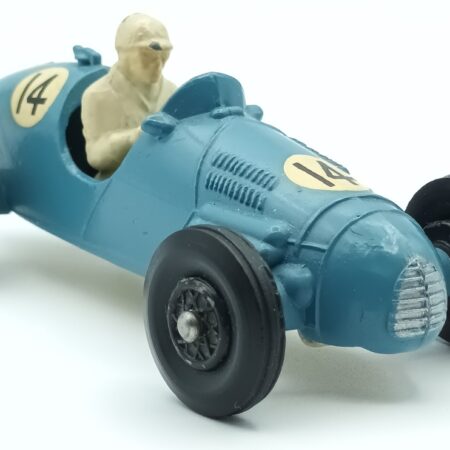 Une vue de la Gordini T16 2,5L bleu clair portant le n°14 pilotée au grand prix de Belgique de 1952 par Robert Monzon reproduite au 1/40 par Crescent Toys