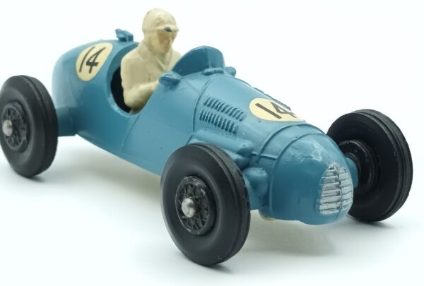 Une vue de la Gordini T16 2,5L bleu clair portant le n°14 pilotée au grand prix de Belgique de 1952 par Robert Monzon reproduite au 1/40 par Crescent Toys