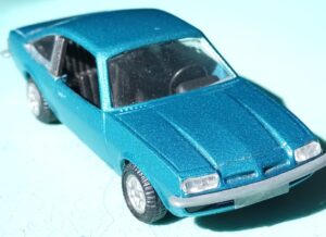 vue de 3/4 avant d'une Opel Manta bleue Métallisée de 1975 fabriquée par Ziss Modell au 1/43ème