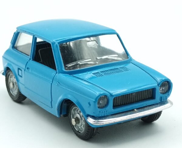 Une vue d'une l'Autobianchi A112 bleu vif produite par Mébetoys référence A48