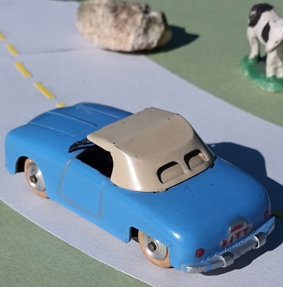 Vue surplombante en gros plan du trois quart arrière d'une Panhard Dyna Junior CIJ Bleu cobalt vif de premier type 