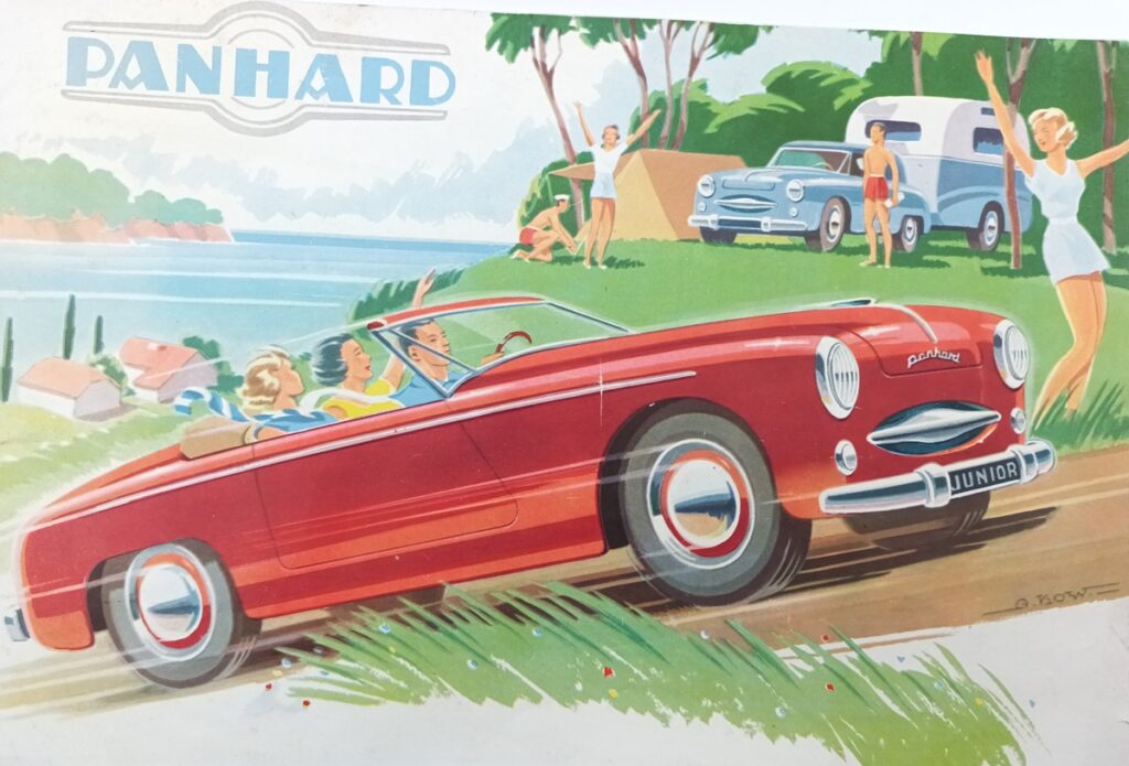 Première page du catalogue Panhard Dyna Junior 1953 montrant une Dyna Junior rouge  roadster avec 3 personnages à l'intérieur filant sur une route de bord de mer longeant un camping où l'on voit une Dyna Junior bleu garée et des jeunes femmes en tenue de plage saluant l'auto qui passe