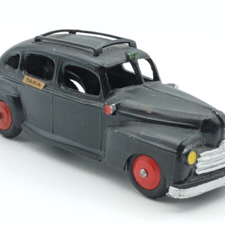 Vue de 3/4 d'une Ford Super Deluxe 1946 Fordor noire Tekno en version Taxa appliqué sur les portes arrières mate sur le dessusplus brillante sur les côtés