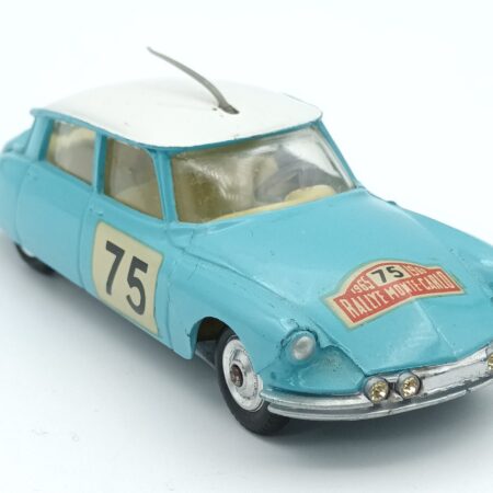 Vue de 3/4 avant d'une Citroën DS 19 Rallye joliement reproduite par Corgi Toys en 1965