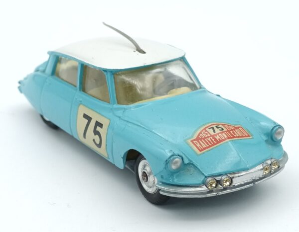 Vue de 3/4 avant d'une Citroën DS 19 Rallye joliement reproduite par Corgi Toys en 1965